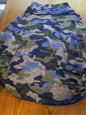 Live Well Cowl Neck Camo Print Women's Top - Blue & Green Size Large